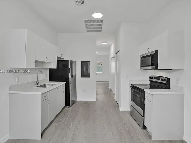1567 NW 1st St #3 — Photo 3