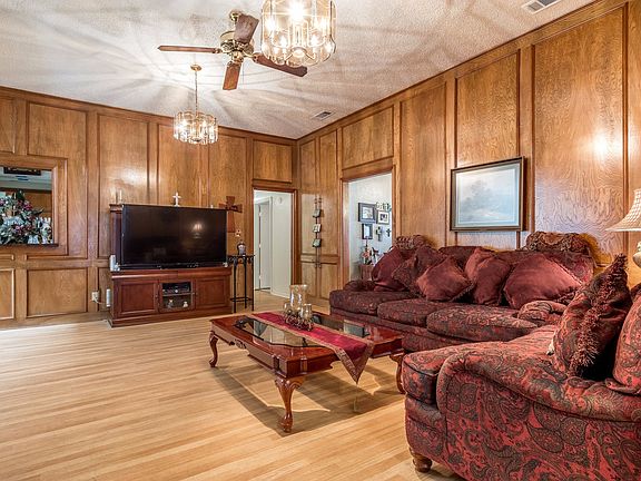 4th image of 815 Highridge Ln