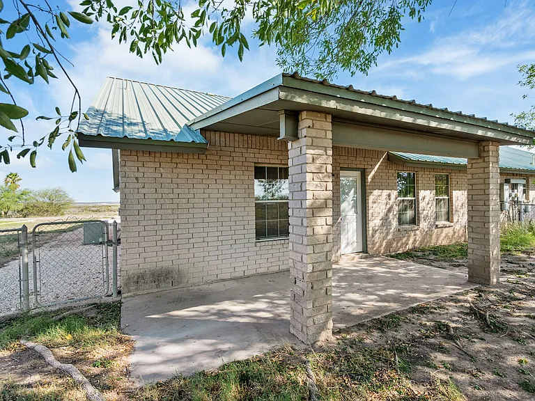 854 Lago Vista Dr — Photo 23