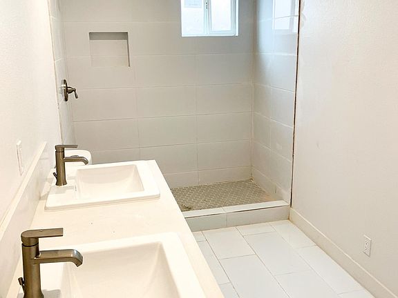 4th image of 11501 Berendo Ave #1