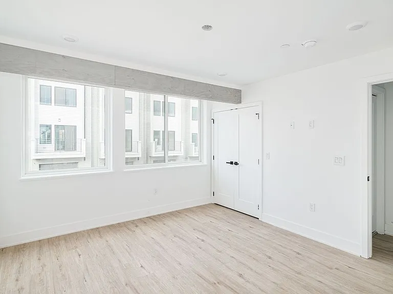 Brand New Luxury Townhouses — Photo 57