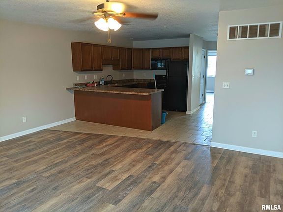 3rd image of 400 S 7th St