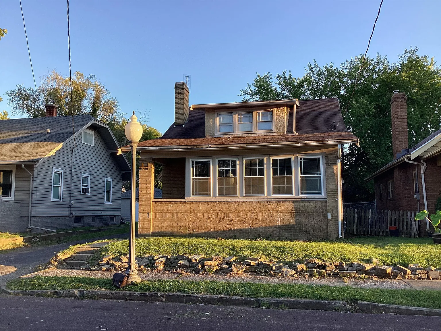 906 E McClure Ave photo 1