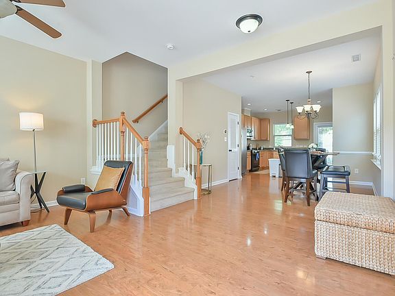 3rd image of 106 Kiley St