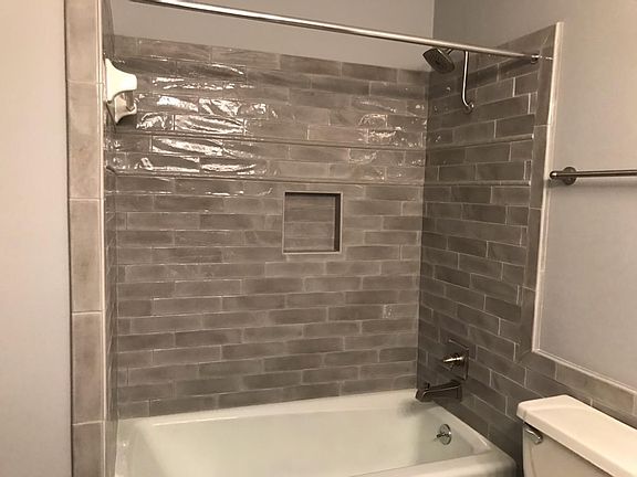 5th image of 10000 Meadowood Dr