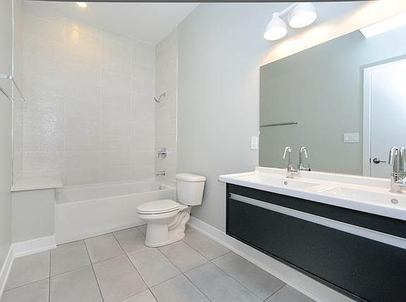 3rd image of 912 W Armitage Ave #02