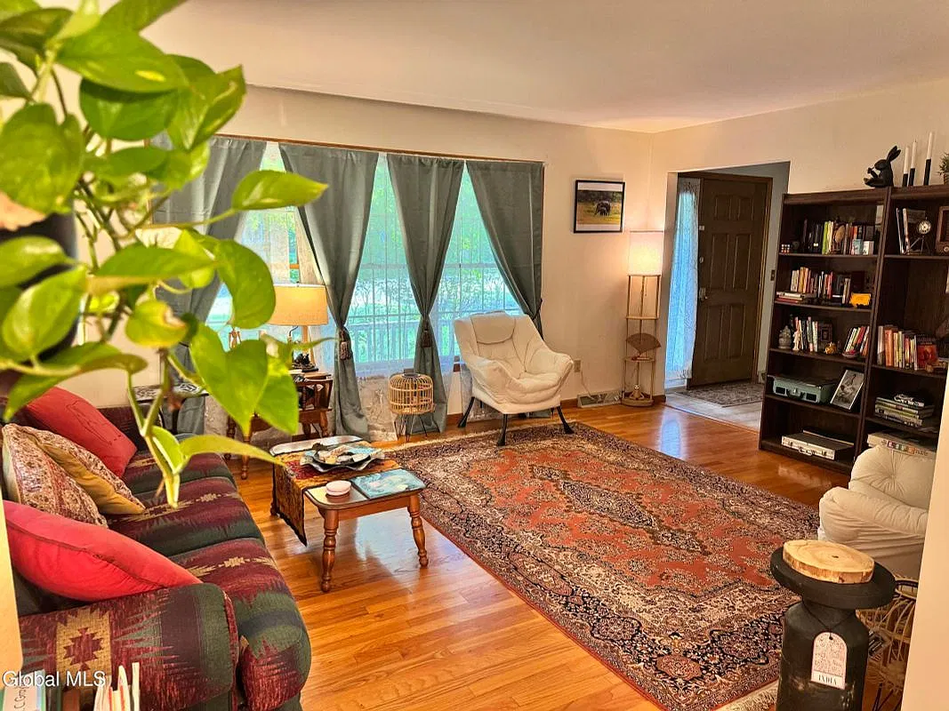 4 bed, 2.5 bath, 2402 sqft, $3,900 — Photo 4