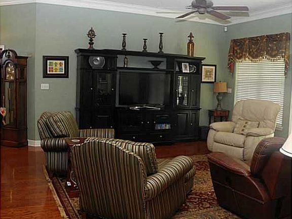 3rd image of 102 Rosemont Pl