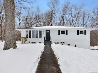 8 Oak Ct, Prospect, CT 06712