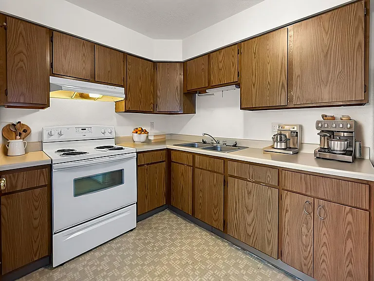 Burbank Village Apartments — Photo 28