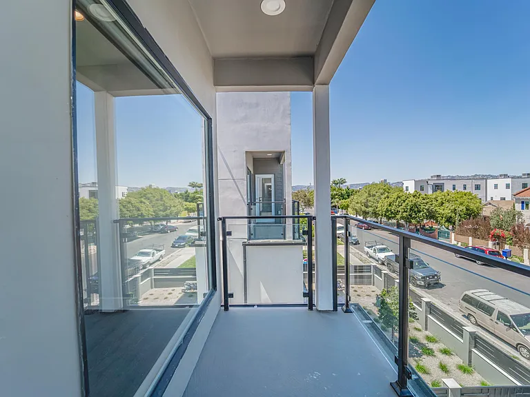 4526 1/2 Saint Charles Pl — Photo 44