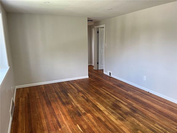 5th image of 200 Lansdowne Dr