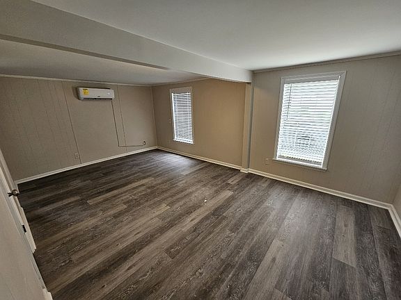 5th image of 211 Oak St Unit 1