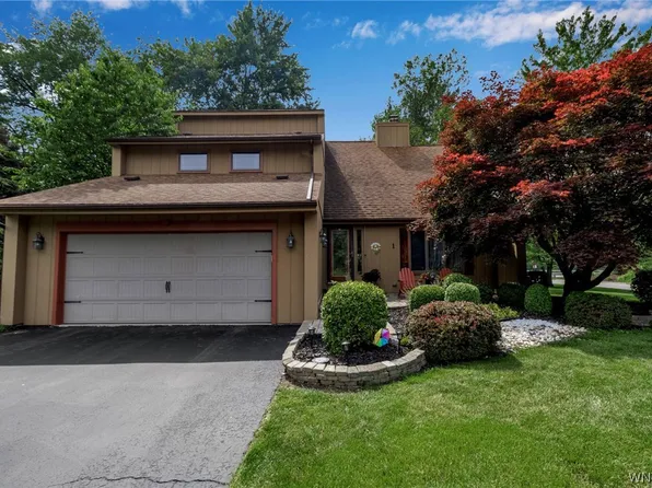 1 Goldfinch Ct, Amherst, NY 14228