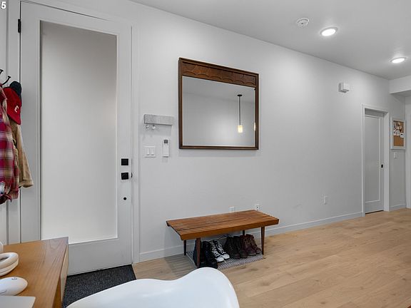 5th image of 601 SE Spokane St #102