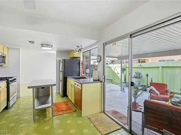 1400 Hialeah Dr APT B, Las Vegas, NV 89119