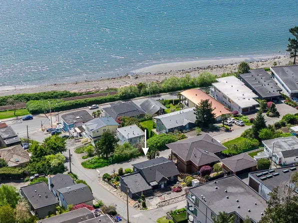14535 Sunset Dr, White Rock, BC V4B 2V7