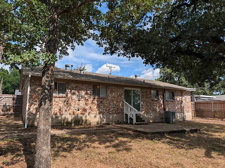 1820 Warren Ln — Photo 18