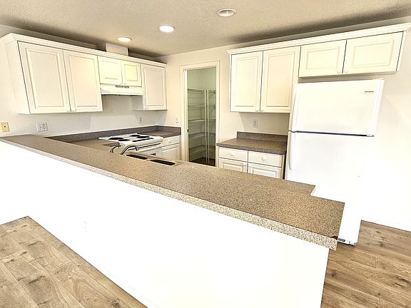 3rd image of 1900 NE 98th St