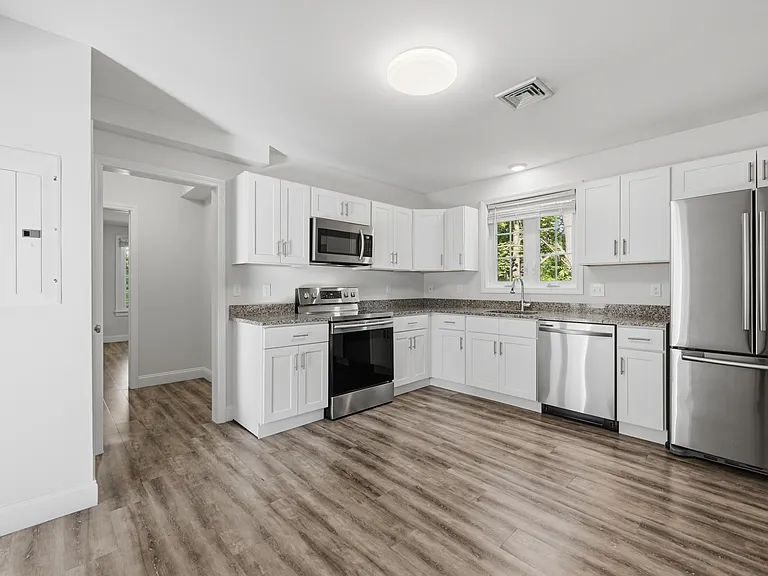 111 Laurel Ct #3 — Photo 3