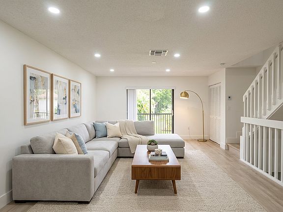 Living room (second floor)