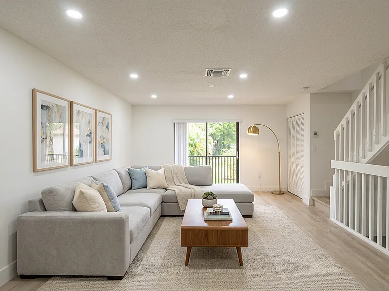Living room (second floor)