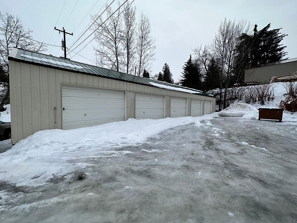 Large size garage comes with the apartment rental.