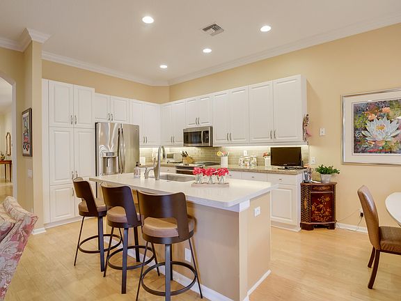 3rd image of 6798 Castlemaine Avenue