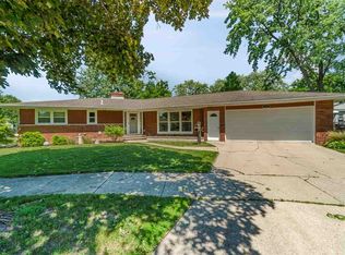 13 Edgewood Dr, Essexville, MI