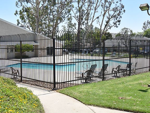 4th image of 1426 N Gardenia Ave
