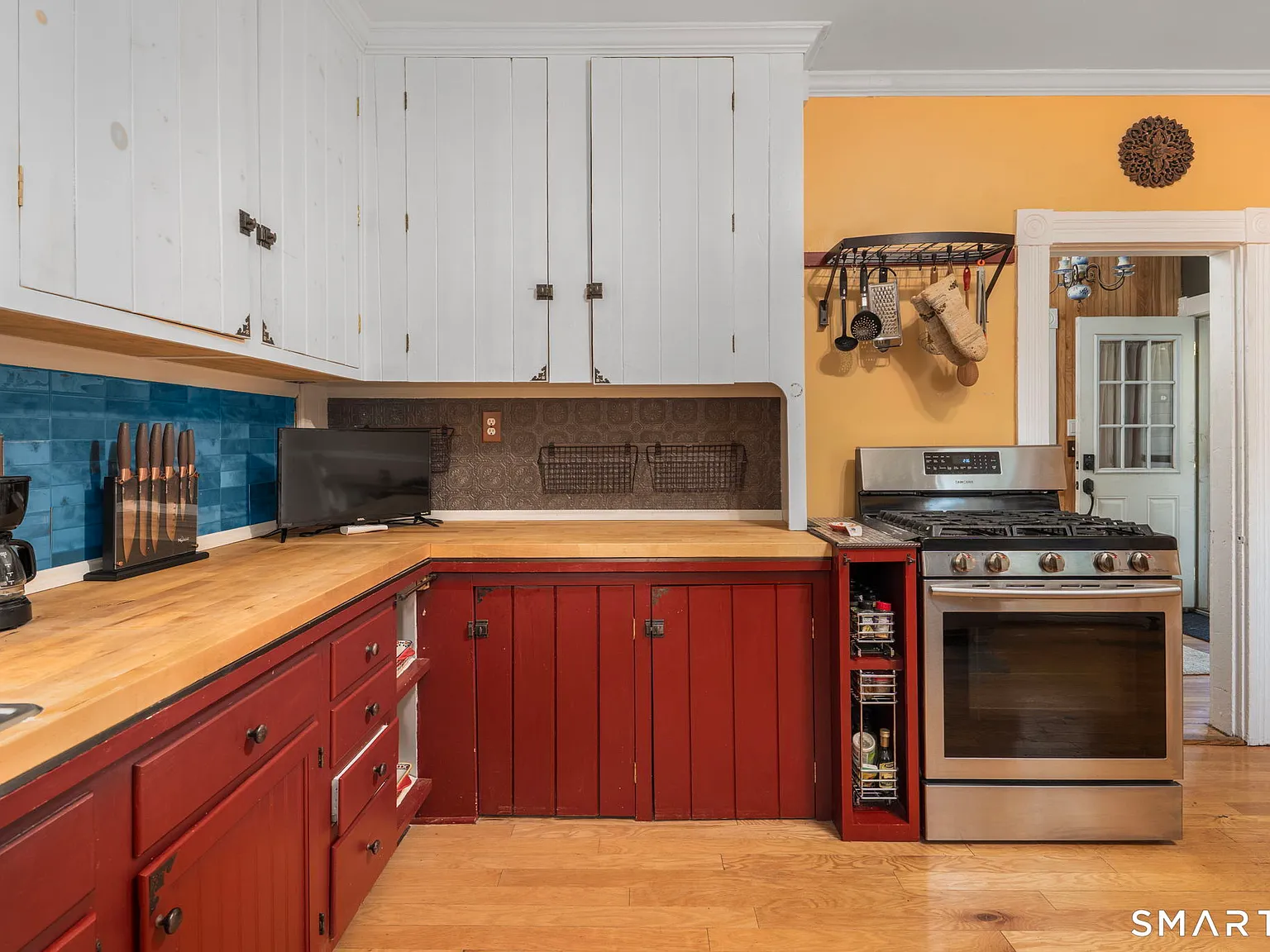 3 bed, 2.0 bath, 2096 sqft, $3,200 — Photo 4