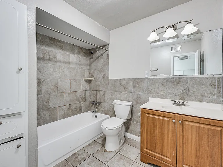 Hart House Apartments — Photo 14