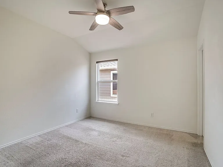 516 Ayinger Ln — Photo 15