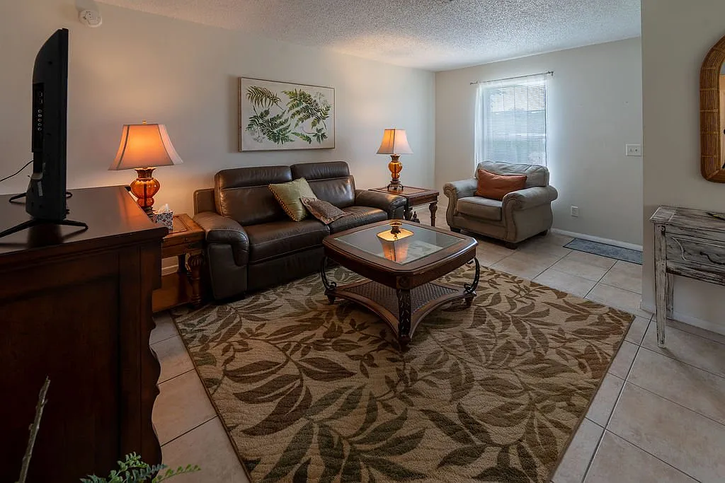 Modern 2 Bed / 1 Bath Unit in Hobe Sound | $2450 | Available 09/02 — Photo 1
