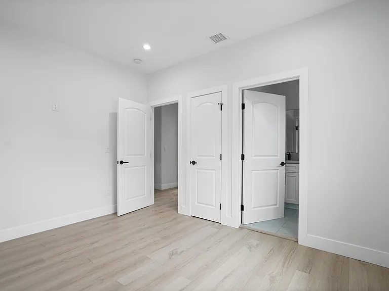 10900 Baird Ave — Photo 13