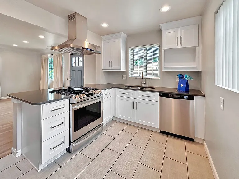 Sloan's Lake: 2-Bedroom Unit With High-End Finishes — Photo 8