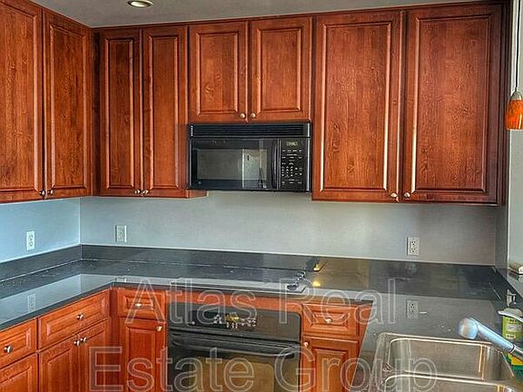 2nd image of 925 Lincoln St #9F