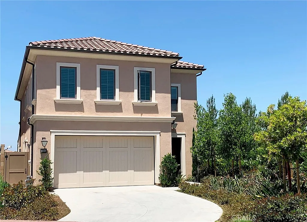 4 bed, 2568 sqft, $6,000 — Photo 1