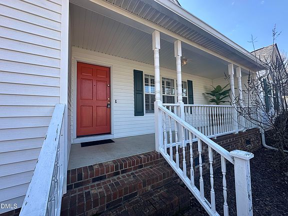 3rd image of 121 Blackthorne Pl