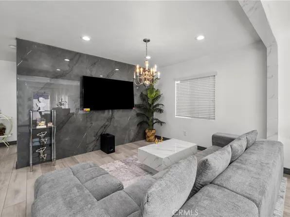 9427 Lemona Ave Unit 15, North Hills, CA 91343