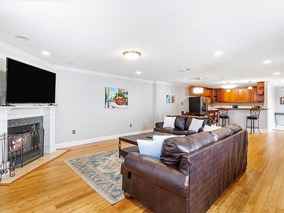 4th image of 6747 Bellaire Dr