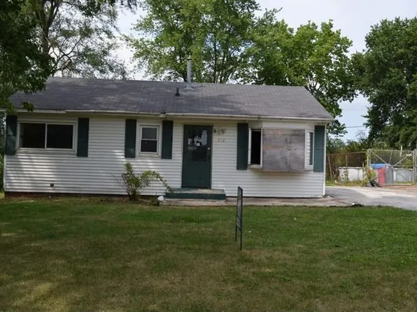 752 E Louella St, Crete, IL 60417