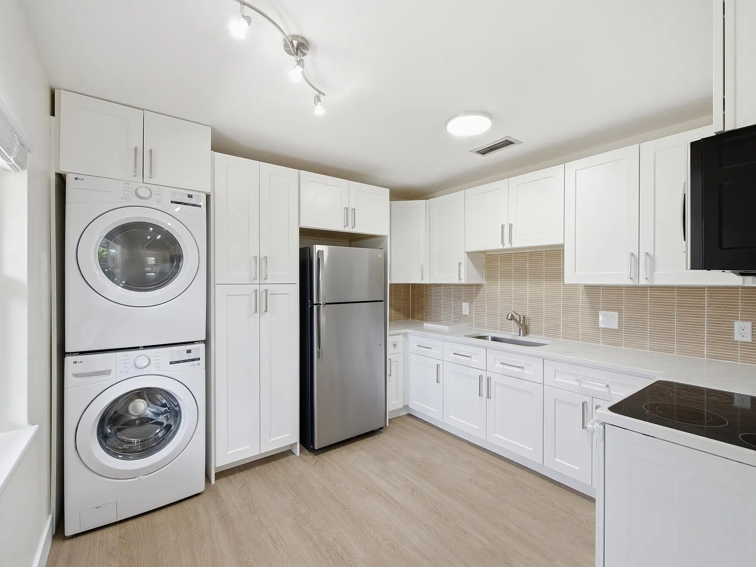 2 bed, 1.0 bath, 832 sqft, $2,200 — Photo 1