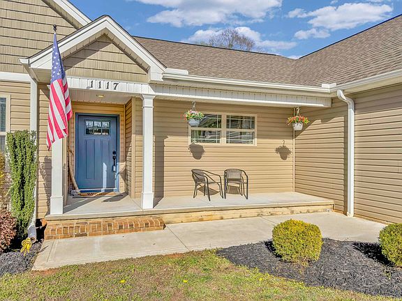 3rd image of 1117 Park Rd