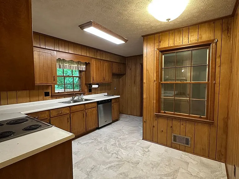 375 Segrest Cir — Photo 6