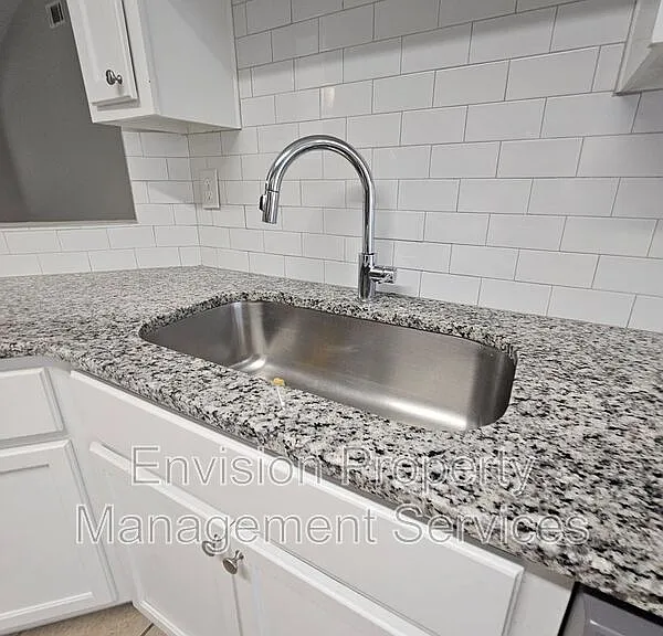 479 Lakeshore Dr — Photo 4