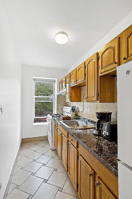636 Halsey Street — Photo 4