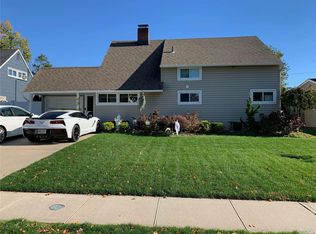 15 Gull Rd, Hicksville, NY 11801