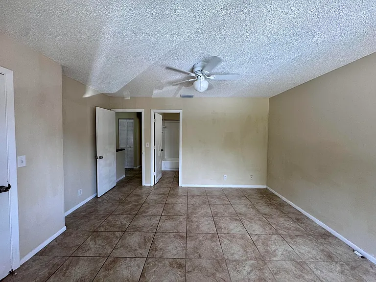 704 Riverside Dr — Photo 15