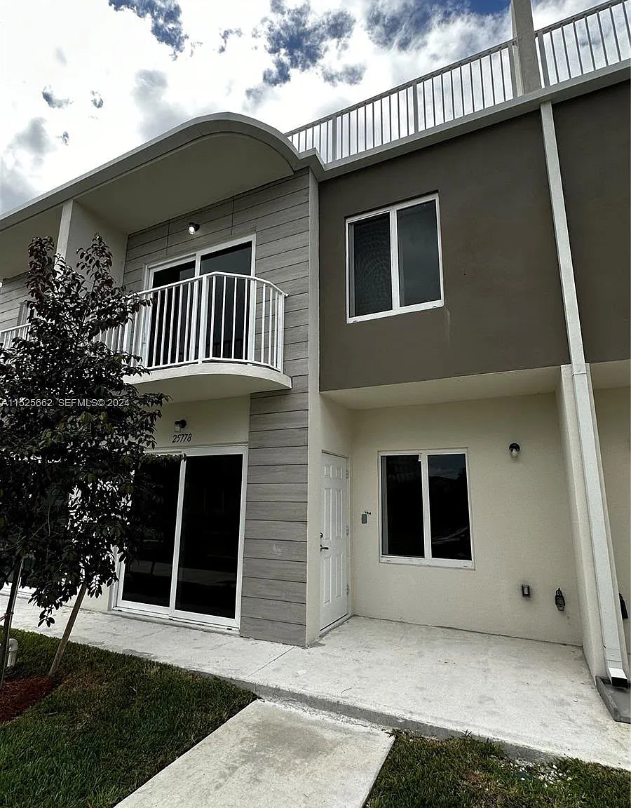 4 bed, 3.5 bath, 1300 sqft, $2,900 — Photo 1
